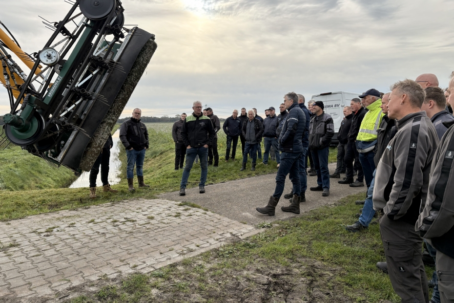 De ruim 2 m lange bandhark zit dicht achter het maaigedeelte