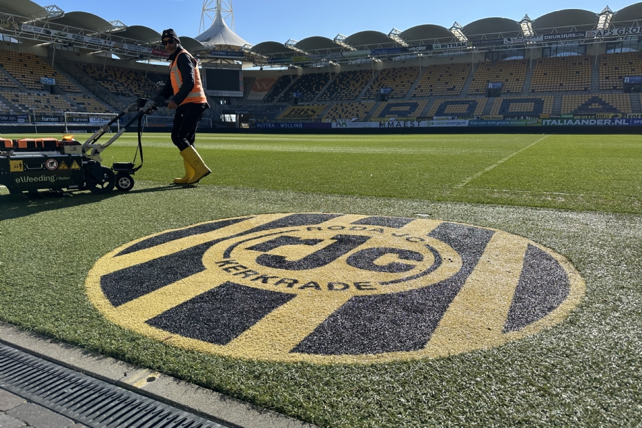 Bij Roda JC wordt de techniek nu toegepast op de stroken waar gras opkomt tussen het kunstgras Bij Roda JC wordt de techniek nu toegepast op de stroken waar gras opkomt tussen het kunstgras