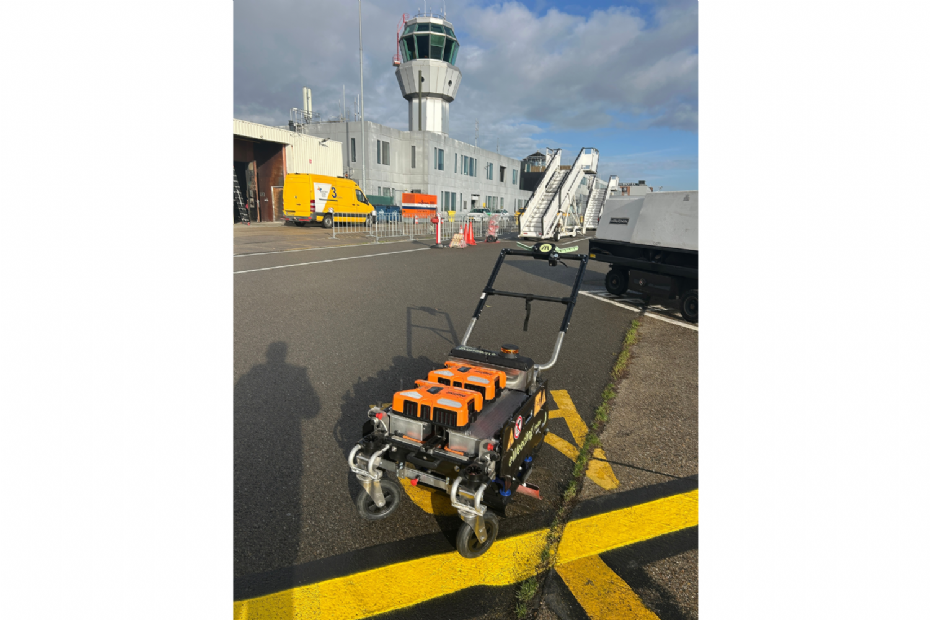 De eWeeding Roller werd onlangs ingezet op het terrein van Maastricht-Aachen Airport