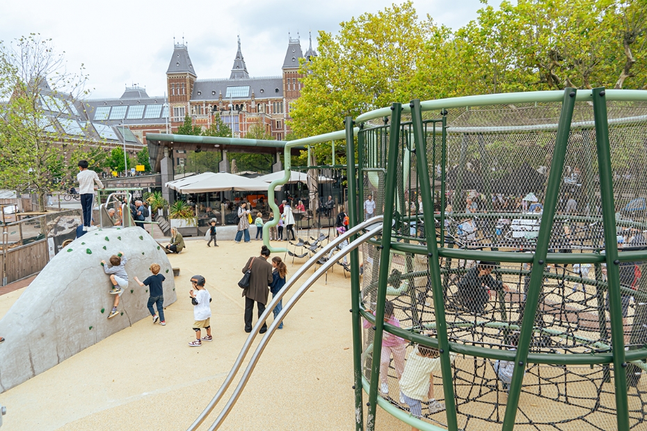 De muziekinstrument-speeltoestellen, met rechtsvoor een trommel De muziekinstrument-speeltoestellen, met rechtsvoor een trommel
