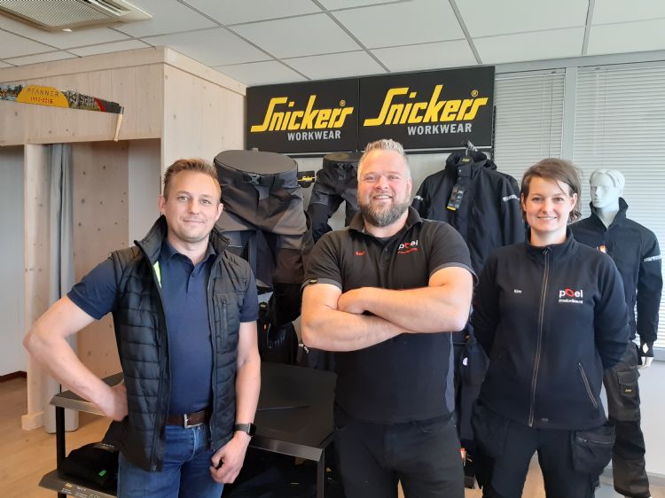 V.l.n.r.: Jeroen Reupkes (Snickers Workwear), Jeroen Davelaar (Poel Bosbouw Baambrugge), Kim van Essen (Poel Bosbouw Apeldoorn) V.l.n.r.: Jeroen Reupkes (Snickers Workwear), Jeroen Davelaar (Poel Bosbouw Baambrugge), Kim van Essen (Poel Bosbouw Apeldoorn)
