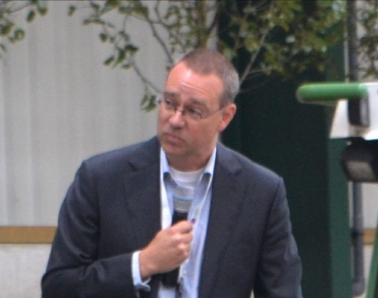 Dirk Doornenbal: 'We moeten anders over bomen gaan nadenken. Het heeft weinig effect om geforceerd een heel bomenlaantje terug te zetten, onder het motto één boom kappen, één boom Dirk Doornenbal: 'We moeten anders over bomen gaan nadenken. Het heeft weinig effect om geforceerd een heel bomenlaantje terug te zetten, onder het motto één boom kappen, één boom