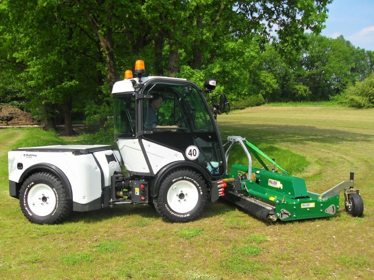 De multifunctionele werktuigdrager van Multihog De multifunctionele werktuigdrager van Multihog