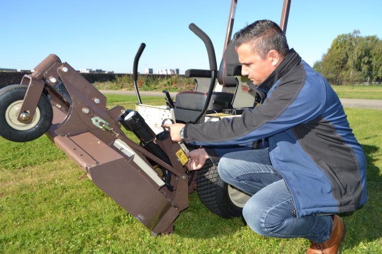 Er is geen gereedschap nodig om met het Grasshopper-<i>powerfold</i>-systeem het frontmaaidek verticaal te stellen. Er is geen gereedschap nodig om met het Grasshopper-<i>powerfold</i>-systeem het frontmaaidek verticaal te stellen.