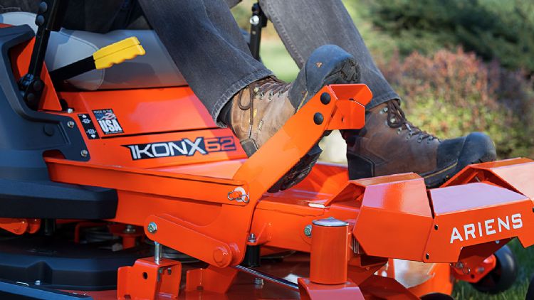 Deklift en bedieningsdek van de IkonX52 zero turn van Ariens Company. Deklift en bedieningsdek van de IkonX52 zero turn van Ariens Company.