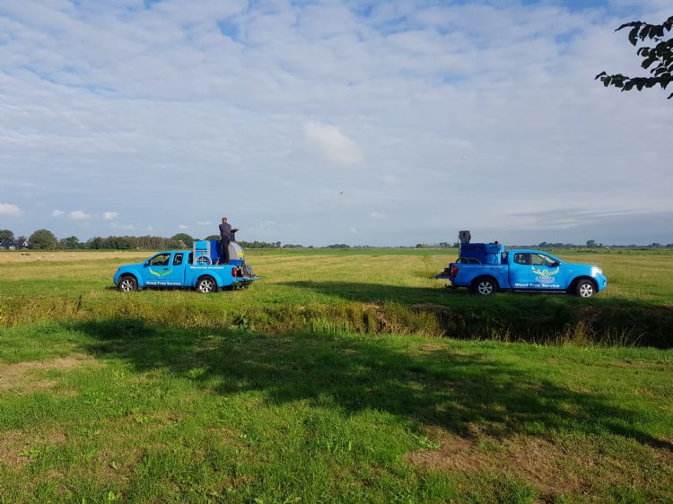 nkruidbestrijding in landelijke gebied met terreinwagens nkruidbestrijding in landelijke gebied met terreinwagens