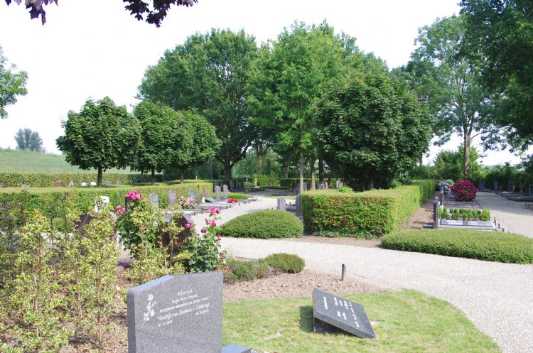 De dorpsbegraafplaats van Brakel wordt door vrijwilligers onderhouden: 'Goed voor de sociale cohesie.' De dorpsbegraafplaats van Brakel wordt door vrijwilligers onderhouden: 'Goed voor de sociale cohesie.'