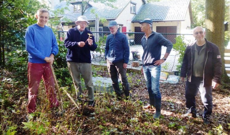 De duizendknoopbrigade aan het werk in Wageningen-Hoog (©Gem. Wageningen) De duizendknoopbrigade aan het werk in Wageningen-Hoog (©Gem. Wageningen)