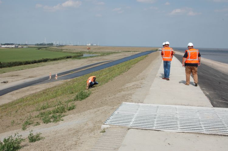 Voor het werk-/transportverkeer is een weg van staalplaten aangelegd. Voor het werk-/transportverkeer is een weg van staalplaten aangelegd.