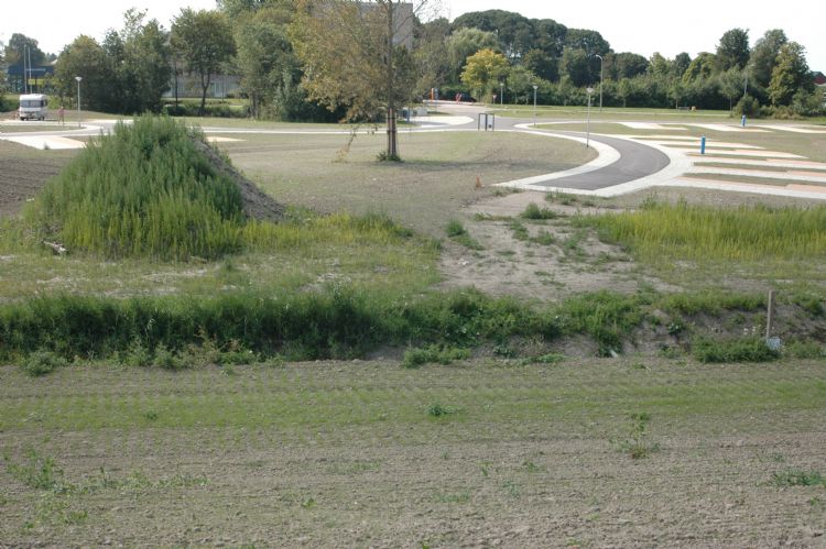 Camperbezitters kunnen al gebruikmaken van een fraaie parkeerplaats. Camperbezitters kunnen al gebruikmaken van een fraaie parkeerplaats.