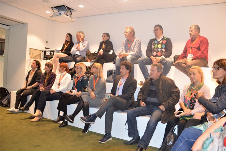 Roemeense delegatie luisterd naar de presentatie over het Crescent Park Roemeense delegatie luisterd naar de presentatie over het Crescent Park