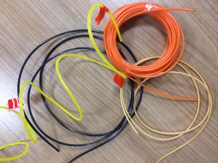 Verschillende soorten maaidraad. Oxomaaidraad heeft een naturelkleur gekregen als teken dat dit het milieuvriendelijkst zou zijn. Verschillende soorten maaidraad. Oxomaaidraad heeft een naturelkleur gekregen als teken dat dit het milieuvriendelijkst zou zijn.