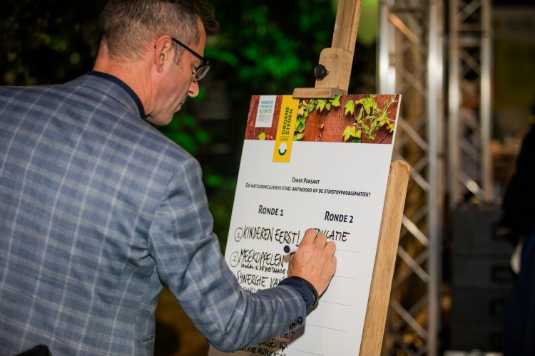 Tafelvoorzitter Andy van den Dobbelsteen vult de input van de tafel in. Fotocredit: Vakbeurs Openbare Ruimte 2019 Tafelvoorzitter Andy van den Dobbelsteen vult de input van de tafel in. Fotocredit: Vakbeurs Openbare Ruimte 2019