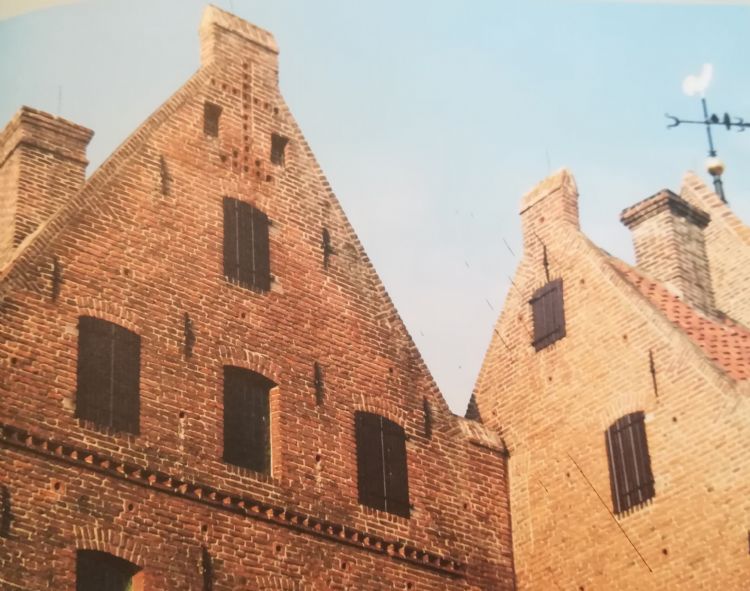 In 1418 werd al gebruikgemaakt van ecosysteemdiensten door in de gevel van het Agnietenklooster nestkasten te integreren voor de gierzwaluw. (Foto uit boek Stadsnatuur maken, Vink, Vollaard, De Zwarte) In 1418 werd al gebruikgemaakt van ecosysteemdiensten door in de gevel van het Agnietenklooster nestkasten te integreren voor de gierzwaluw. (Foto uit boek Stadsnatuur maken, Vink, Vollaard, De Zwarte)