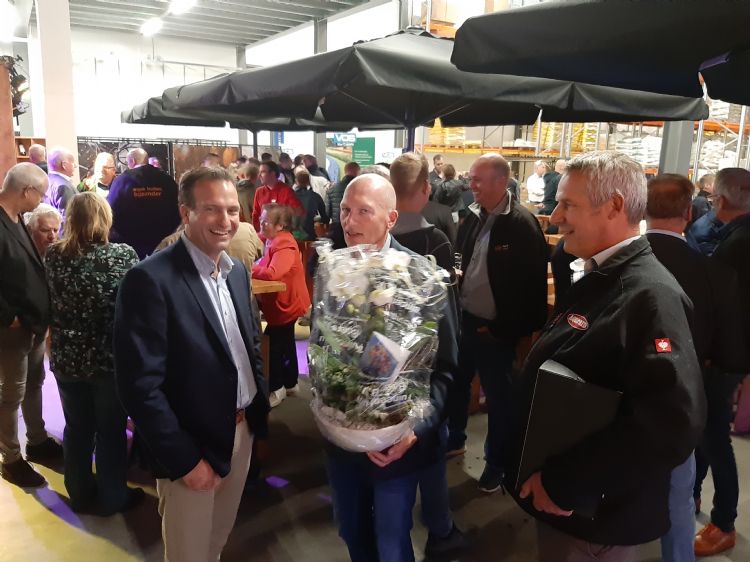 Algemeen directeur Ronnie Vos neemt felicitaties in ontvangst Algemeen directeur Ronnie Vos neemt felicitaties in ontvangst