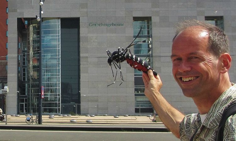Wilfred Reinhold van platform Stop Invasieve exoten met zijn tijgermug voor het gerechtsgebouw in Rotterdam. Bron: Platform Stop invasieve exoten. Wilfred Reinhold van platform Stop Invasieve exoten met zijn tijgermug voor het gerechtsgebouw in Rotterdam. Bron: Platform Stop invasieve exoten.