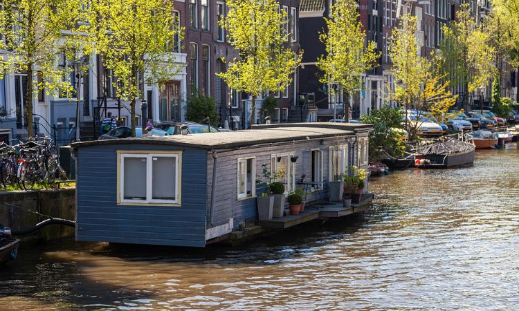 Van deze saaie, grijze woonbootdaken wil Grachten van Smaragd af. Bron: Grachten van Smaragd Van deze saaie, grijze woonbootdaken wil Grachten van Smaragd af. Bron: Grachten van Smaragd