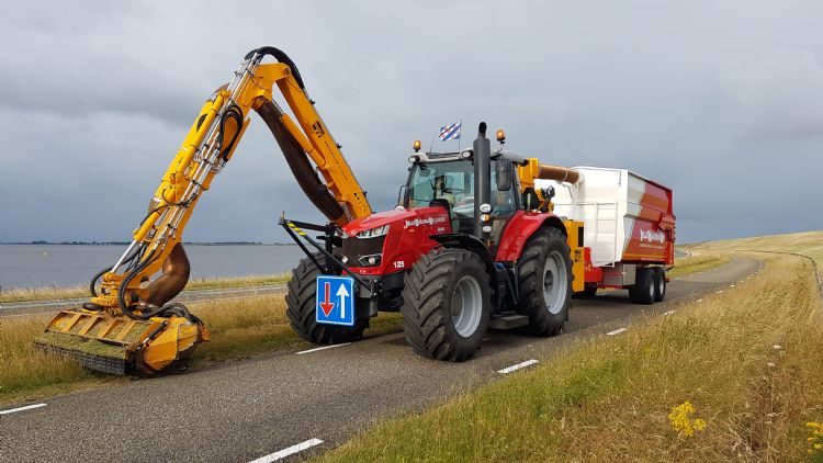 Onderweg naar de volgende klus, met onder meer twee maai-zuigcombinaties Onderweg naar de volgende klus, met onder meer twee maai-zuigcombinaties