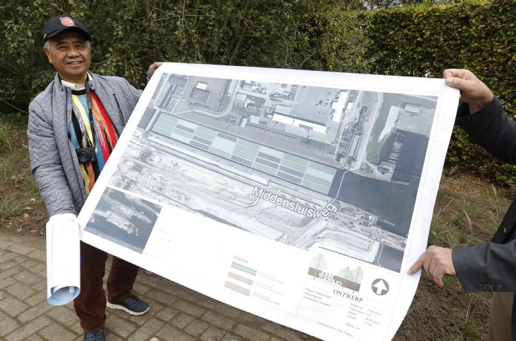 John Todirijo met zijn plan voor de Noordzeesluizen John Todirijo met zijn plan voor de Noordzeesluizen