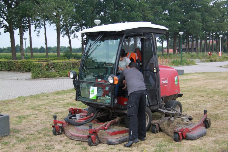 Willemijn van Iersel krijgt hier grasmaailes van Kanhai, de onovertroffen grasmaaispecialist bij Sight Willemijn van Iersel krijgt hier grasmaailes van Kanhai, de onovertroffen grasmaaispecialist bij Sight