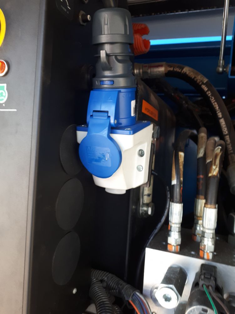 Om de stekkeraansluiting hufterproof te maken, is die weggewerkt in de machinekast van de hoogwerker en voorzien van een extra borging. Om de stekkeraansluiting hufterproof te maken, is die weggewerkt in de machinekast van de hoogwerker en voorzien van een extra borging.