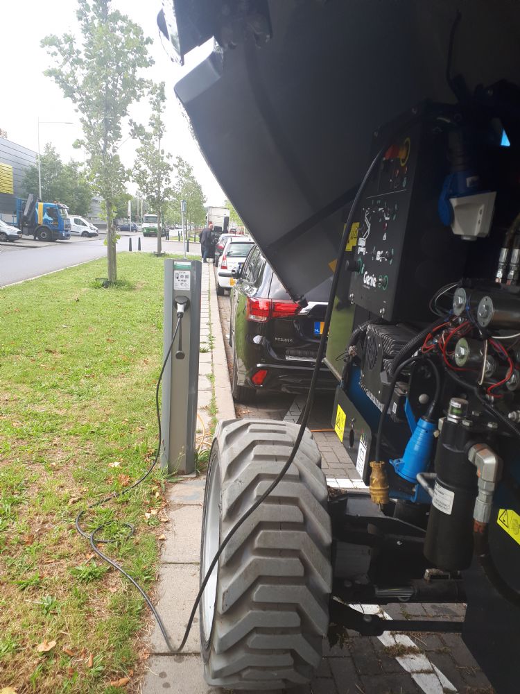 Op locatie in de stad 230 V 'tanken' vanaf een standaard krachtstroomlaadpaal met niets meer dan een aangepaste stekker Op locatie in de stad 230 V 'tanken' vanaf een standaard krachtstroomlaadpaal met niets meer dan een aangepaste stekker