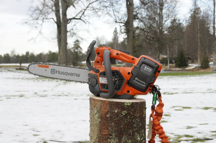 Husqvarna introduceerde deze winter de T540 i XP en 540 1 XP , een accu kettingzaag met minimaal de prestaties van een 40 cc machine Husqvarna introduceerde deze winter de T540 i XP en 540 1 XP , een accu kettingzaag met minimaal de prestaties van een 40 cc machine