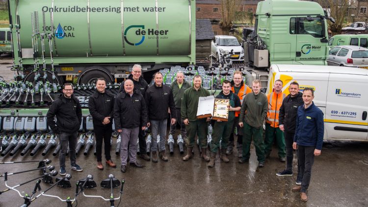 De Heer land en water, Stierman de Leeuw en Ego-dealer Hoogendoorn gezamenlijk op de foto. Bron: Stierman de Leeuw De Heer land en water, Stierman de Leeuw en Ego-dealer Hoogendoorn gezamenlijk op de foto. Bron: Stierman de Leeuw