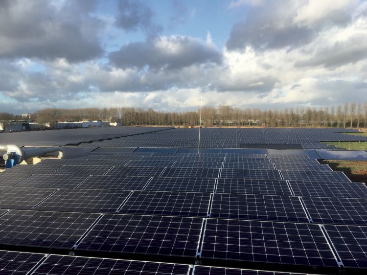 Zonnecollectotren op dak van Scholman Zonnecollectotren op dak van Scholman