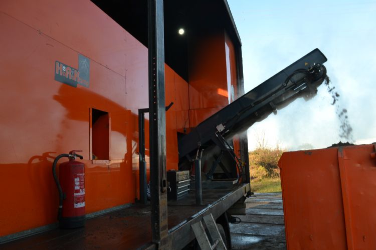 De thermische verhitter bestrijdt Japanse duizendknoop zeer effectief. De thermische verhitter bestrijdt Japanse duizendknoop zeer effectief.