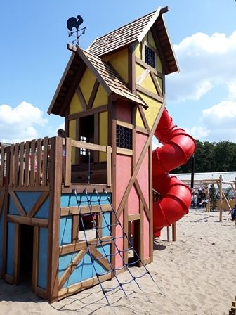 De Alpenspeeltuin heeft twee grote klimklautertoestellen en losse speelelementen; voor elk wat wils! De Alpenspeeltuin heeft twee grote klimklautertoestellen en losse speelelementen; voor elk wat wils!