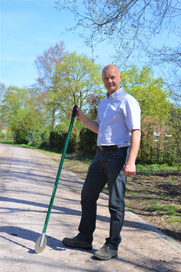Jack Weijers met het 'voegmaatje'. Hiermee kun je de voeg inwerken, net als met een trilmachine. Jack Weijers met het 'voegmaatje'. Hiermee kun je de voeg inwerken, net als met een trilmachine.