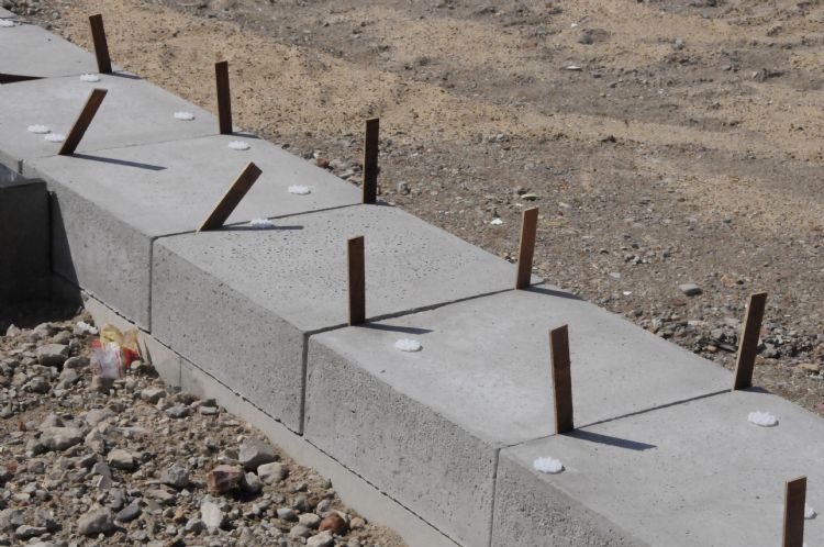 De nieuwe oud-Hollandse tegel worden met afstandhouders gelegd en daarna ingestrooid met grit De nieuwe oud-Hollandse tegel worden met afstandhouders gelegd en daarna ingestrooid met grit