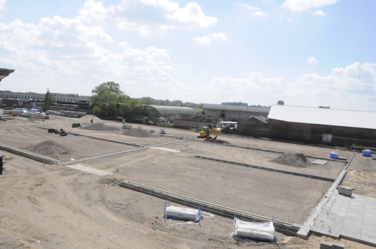 Bovenaanzicht van de parking in aanleg waar de groeiplaatsen voor de bomen al zijn aangebracht Bovenaanzicht van de parking in aanleg waar de groeiplaatsen voor de bomen al zijn aangebracht