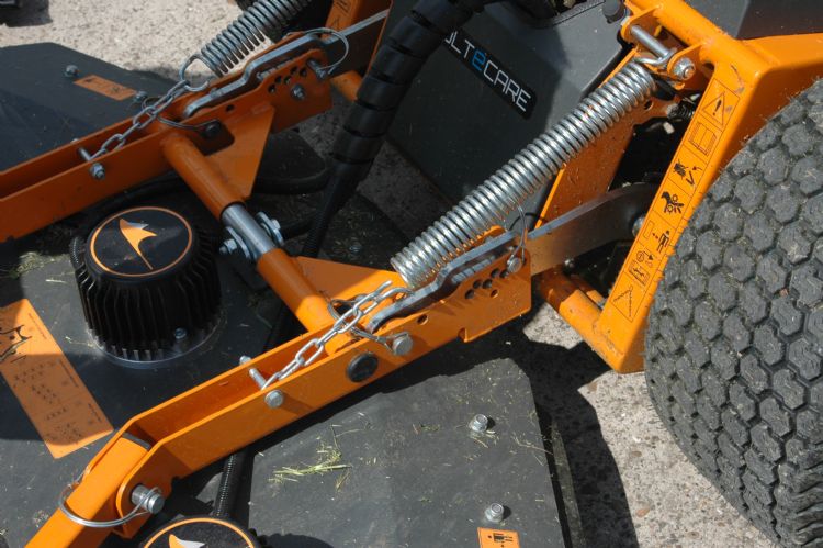 De maaihoogte, 40-100 mm, is in zeven stappen verstelbaar. Vier geborgde pennen houden het zwevende maaidek op hoogte. Foto: Broer de Boer De maaihoogte, 40-100 mm, is in zeven stappen verstelbaar. Vier geborgde pennen houden het zwevende maaidek op hoogte. Foto: Broer de Boer