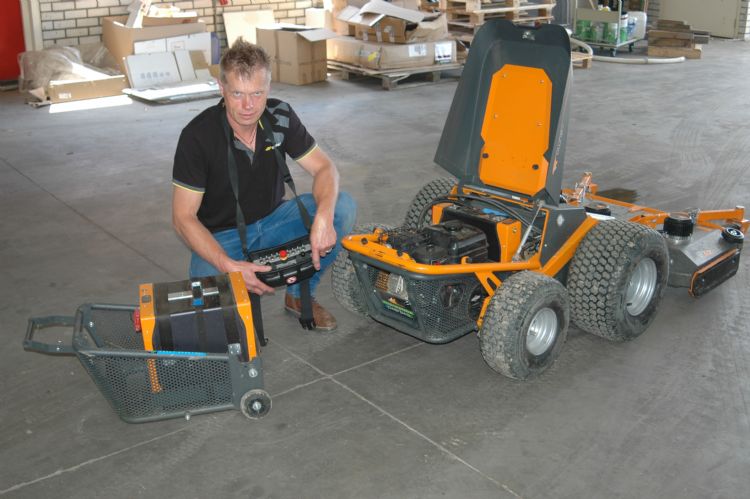 Links de <i>power swap</i>, louter bestaand uit een 50,4 V 120 Ah-accupack. Hiermee kun je tot acht uur elektrisch maaien. Verwisselen gaat snel. Foto: Broer de Boer Links de <i>power swap</i>, louter bestaand uit een 50,4 V 120 Ah-accupack. Hiermee kun je tot acht uur elektrisch maaien. Verwisselen gaat snel. Foto: Broer de Boer