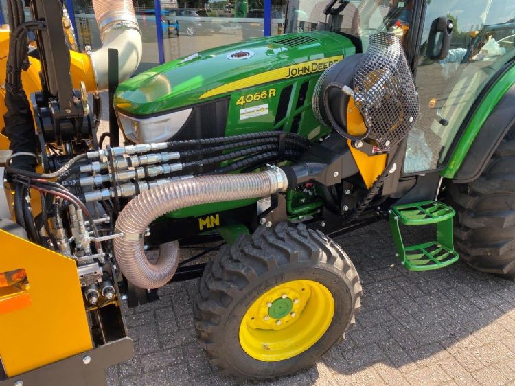 Bij de HagenProfi Gen II staat de hydrauliekpomp achter op het frame. De hydrauliekslangen lopen langs de tractor. Bij de HagenProfi Gen II staat de hydrauliekpomp achter op het frame. De hydrauliekslangen lopen langs de tractor.