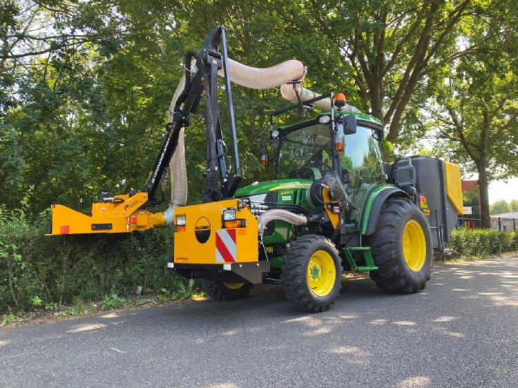 Het RM1250 Pro-dek kreeg in de aansluiting met de zuigslang een trommelhakselaar. Het RM1250 Pro-dek kreeg in de aansluiting met de zuigslang een trommelhakselaar.