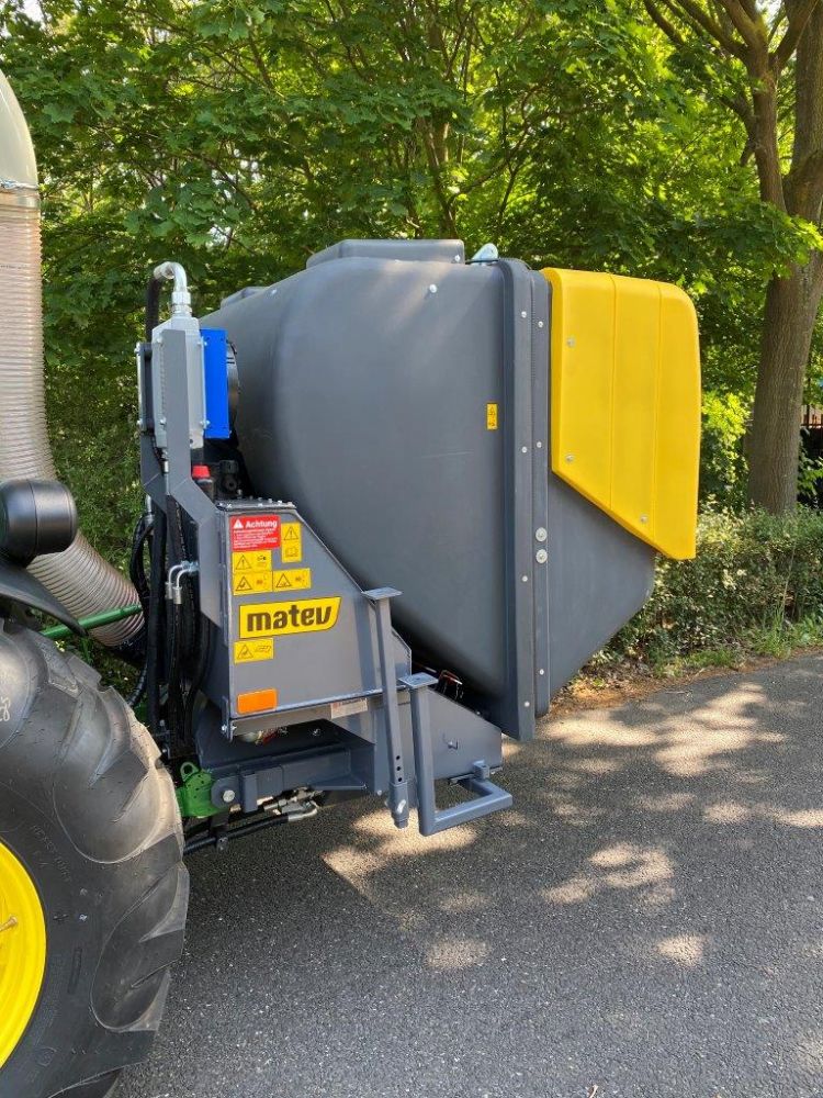 De Matev-hoogkiepbak hangt nu in de driepuntshefinrichting. De hydrauliekcomponenten zijn geïntegreerd in de bak. De Matev-hoogkiepbak hangt nu in de driepuntshefinrichting. De hydrauliekcomponenten zijn geïntegreerd in de bak.