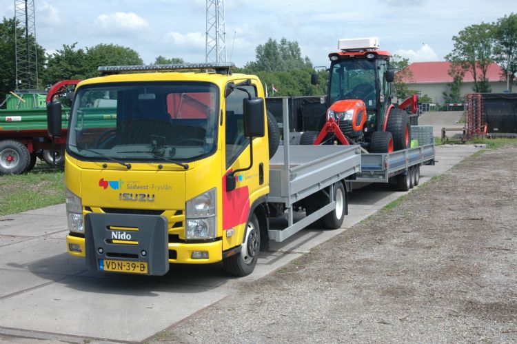 Omwille van de reistijdbesparing gaat de 'kunstgras-Kioti' per aanhanger naar de vier sportlocaties. Omwille van de reistijdbesparing gaat de 'kunstgras-Kioti' per aanhanger naar de vier sportlocaties.