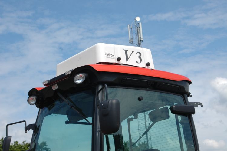 Airco met filters op de luchtdichte Kioti-cabine. Hiermee hoopt de gemeente mogelijke gezondheidsgevolgen van werken met SBR-infill te voorkomen. Airco met filters op de luchtdichte Kioti-cabine. Hiermee hoopt de gemeente mogelijke gezondheidsgevolgen van werken met SBR-infill te voorkomen.