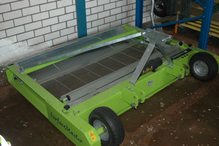 De Surface Master is een van de aanbouwwerktuigen voor de relatief lichte Kioti. Deze machine reinigt de infill van kunstgras. De Surface Master is een van de aanbouwwerktuigen voor de relatief lichte Kioti. Deze machine reinigt de infill van kunstgras.