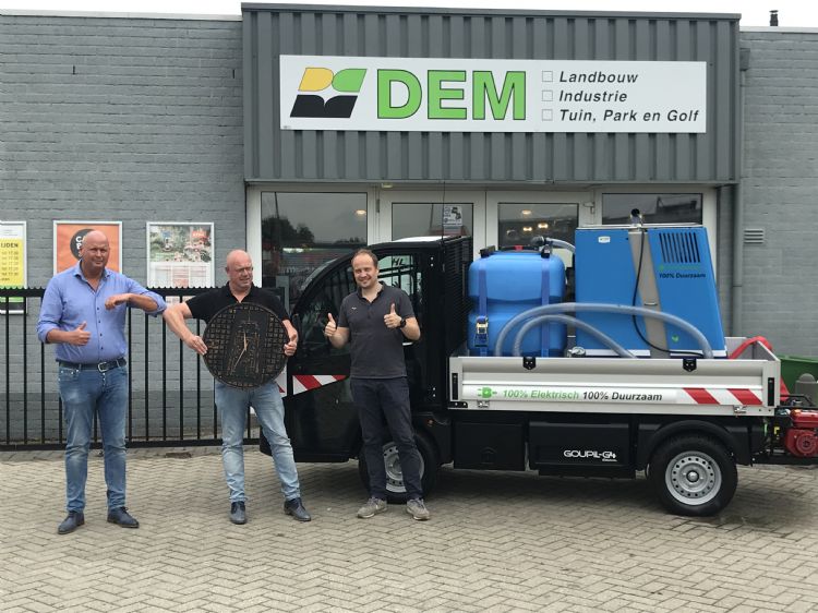 De overdracht van de sleutel voor de combinatie Goupil-Weedmaster eM bij Weed Free Service. V.l.n.r. Willem Hellinga (DEM), Harry Kloosterman (Weed Free Service) en Joël de Haan (Weed Free Service). Foto: @ Studio Friday De overdracht van de sleutel voor de combinatie Goupil-Weedmaster eM bij Weed Free Service. V.l.n.r. Willem Hellinga (DEM), Harry Kloosterman (Weed Free Service) en Joël de Haan (Weed Free Service). Foto: @ Studio Friday