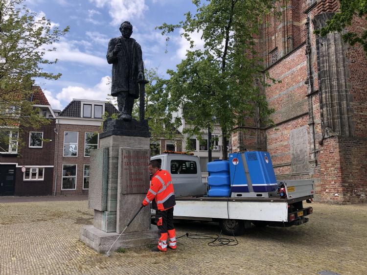 Omrin aan werk met de Weedmaster eM bij het standbeeld van Pieter Jelles Troelstra Omrin aan werk met de Weedmaster eM bij het standbeeld van Pieter Jelles Troelstra