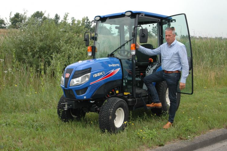 Een ruimte en twee handgrepen om comfortabel in te stappen. Een ruimte en twee handgrepen om comfortabel in te stappen.
