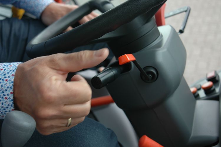 De handel waarmee je de via 'memorie' ingestelde rijsnelheid iets kunt vertragen of versnellen De handel waarmee je de via 'memorie' ingestelde rijsnelheid iets kunt vertragen of versnellen