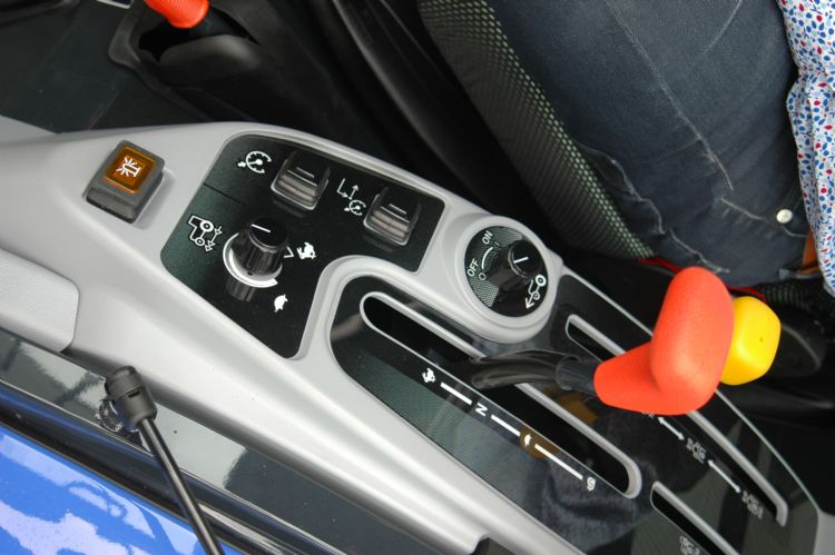 De 'schakelhandel' waarmee je de achttraps powershift semi-automatische bak van de TG-serie aanstuurt De 'schakelhandel' waarmee je de achttraps powershift semi-automatische bak van de TG-serie aanstuurt