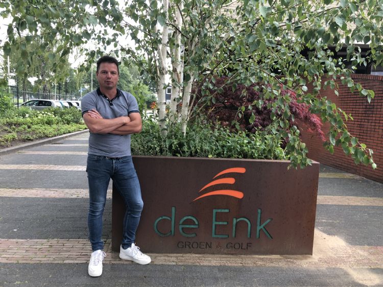 Eric van Velzen: 'Om het milieu te sparen werken we ook volgens het principe van een papierloos kantoor.' Eric van Velzen: 'Om het milieu te sparen werken we ook volgens het principe van een papierloos kantoor.'