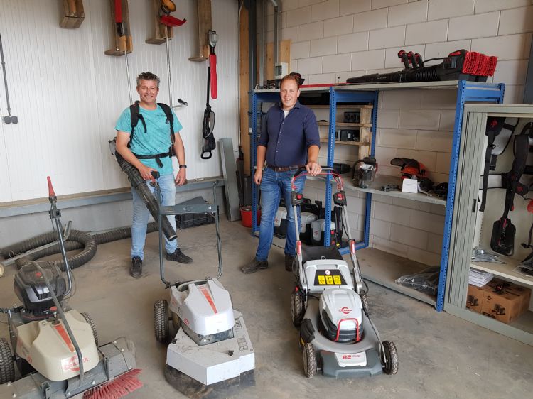 Erik Rip (links) en Willem Hak (rechts) in de loods die Rip heeft gereserveerd voor elektrisch gereedschap en materieel. Erik Rip (links) en Willem Hak (rechts) in de loods die Rip heeft gereserveerd voor elektrisch gereedschap en materieel.