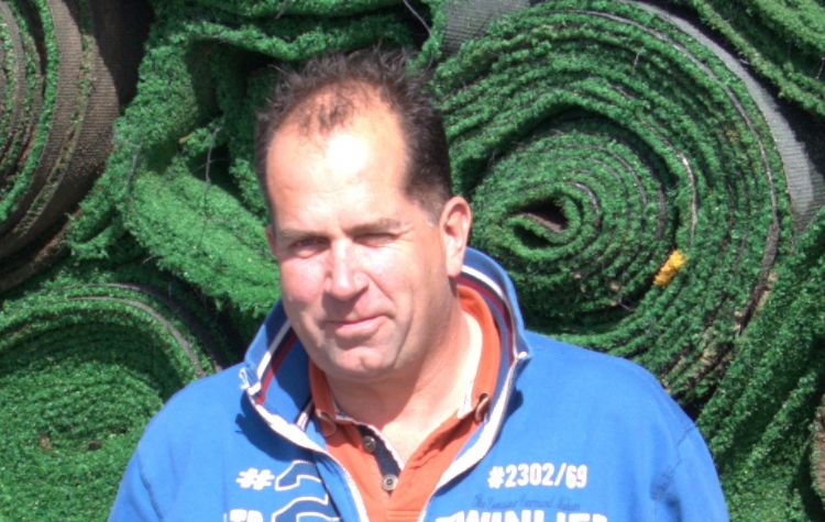 Maarten Goeree van Traas en Ovaa Sport: 'De start- en landingsbaan steekt af tegen de rest van het gras op het vliegveld in deze droge, hete tijd.' Maarten Goeree van Traas en Ovaa Sport: 'De start- en landingsbaan steekt af tegen de rest van het gras op het vliegveld in deze droge, hete tijd.'